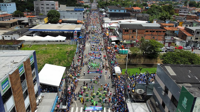 A população encheu a Avenida 28 de Setembro, protagonizando, junto aos cerca de 2.400 estudantes da rede pública municipal, uma grande aclamação à cidade e a tudo que ela representa (Foto: Josué Silva)