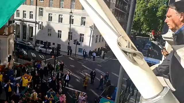 Jair Bolsonaro faz discurso eleitoral a apoiadores em Londres, para onde viajou para participar do funeral da rainha Elizabeth II (Foto: Reprodução/Facebook)