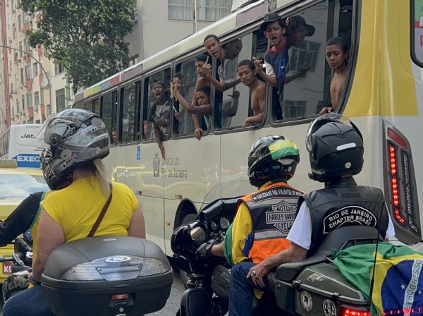 Populares protestam de dentro de ônibus contra Bolsonaro em 'motoata' Foto: Reprodução/UOL