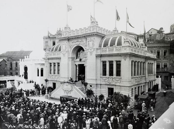 Sociedade compareceu em peso à Exposição Internacional do Centenário da Independência, em 1922, no Rio de Janeiro (foto: Augusto Malta/Instituto Moreira Salles) Sociedade compareceu em peso à Exposição Internacional do Centenário da Independência, em 1922, no Rio de Janeiro (foto: Augusto Malta/Instituto Moreira Salles)