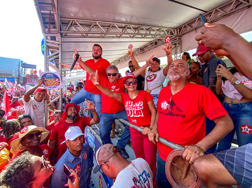 O ex-prefeito de Camaçari, Luiz Caetano, marido de Ivoneide, também participou do desfile (Foto: Divulgação)