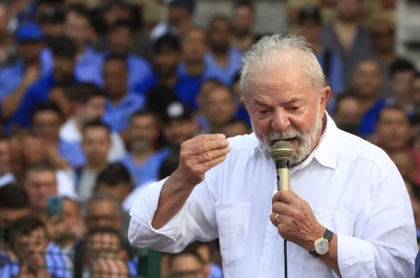 Antes do comício, Lula concedeu uma entrevista coletiva em Minas Gerais (Foto: Edilson Dantas)