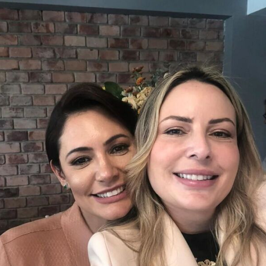 Michelle Bolsonaro e Júlia Lacerda, esposa de Guilherme de Pádua, assassino da atriz Daniella Perez (Foto: Reprodução/Rede Sociais)