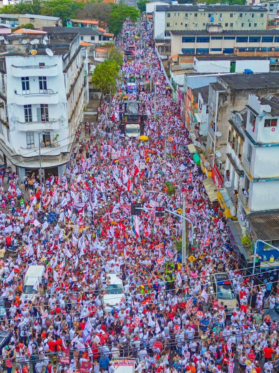 Ex-presidente fez caminhada pela capital baiana com aliados; Jerônimo Rodrigues tem 48% das intenções de votos e pode ser eleito governador do Estado em primeiro turno. Foto: Divulgação