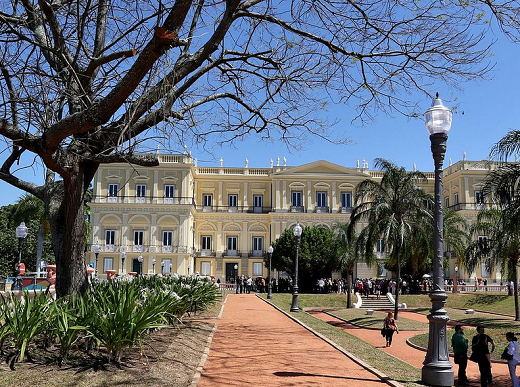 Jardim e fachada do Museu Nacional recuperados após o quatro anos do incêndio (Foto: Tânia Rêgo/Agência Brasil)