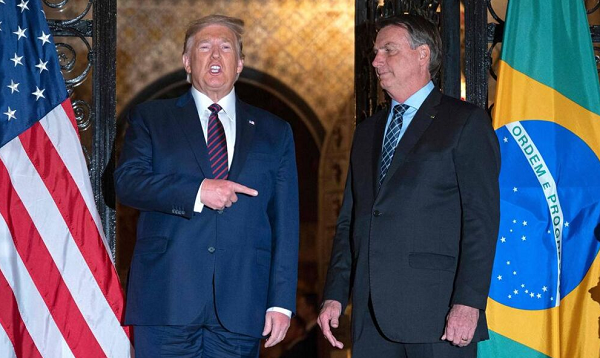Assim como Trump, Bolsonaro também faz insinuações sobre supostas irregularidades nas eleições (Foto: Jim Watson/AFP)