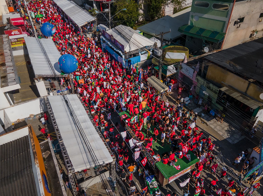 Apoiadores de Ivoneide Caetano formaram um enorme tapete vermelho na avenida, consolidando o nome dela como o mais forte no município à Câmara dos Deputados (Foto: Divulgação)