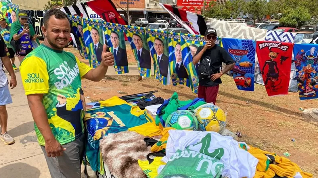 O ambulante Rodrigo Carvalho de Brito diz que movimento garantiu boas vendas (Foto: BBC News Brasil)