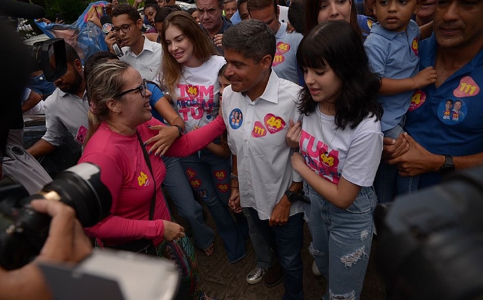 ACM Neto recebeu o carinho dos eleitores ao chegar ao local de votação (Foto: Paula Fróes/CORREIO)
