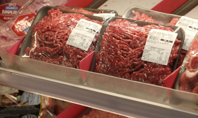 A carne moída deverá ser embalada imediatamente após a moagem, devendo cada pacote do produto ter peso máximo de 1 quilo (Foto: Fabio Rodrigues-Pozzebom/Agência Brasil)