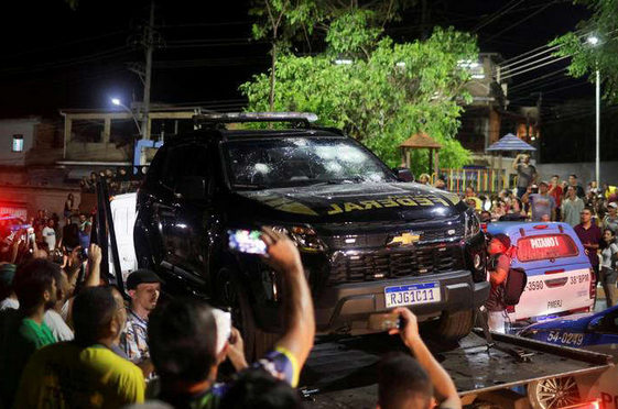 Curiosos e apoiadores somaram-se aos policiais no entorno da casa de Roberto Jefferson durante o domingo (Foto: Ricardo Moraes/Reuters)