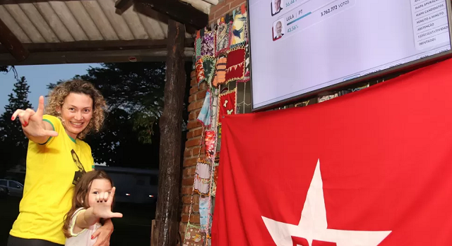 'Acabou a escuridão. Viva a democracia', afirma Pamela Silva, viúva do guarda municipal Marcelo Arruda, assassinado por um bolsonarista em Foz do Iguaçu (PR), em julho (Foto: Christian Rizzi/UOL)