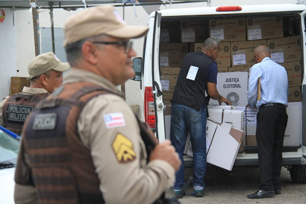 As nossas equipes também ficarão responsáveis pelo recolhimento das urnas, que acontecerá amanhã, após encerramento do pleito”, explicou a major Gisele Dantas do COPPM (Foto: Divulgação/PM-BA) As nossas equipes também ficarão responsáveis pelo recolhimento das urnas, que acontecerá amanhã, após encerramento do pleito”, explicou a major Gisele Dantas do COPPM (Foto: Divulgação/PM-BA)