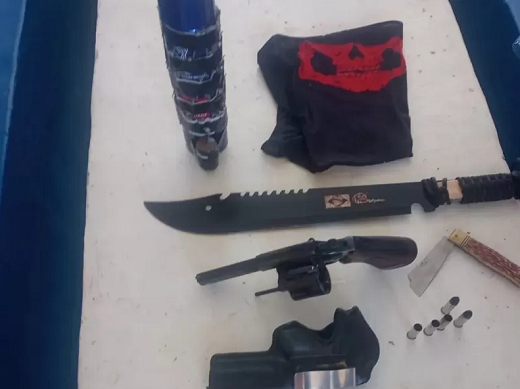 Atirador de Barreiras estava com revólver, armas brancas e objeto semelhante a bomba caseira (Foto: Divulgação/Polícia Militar)