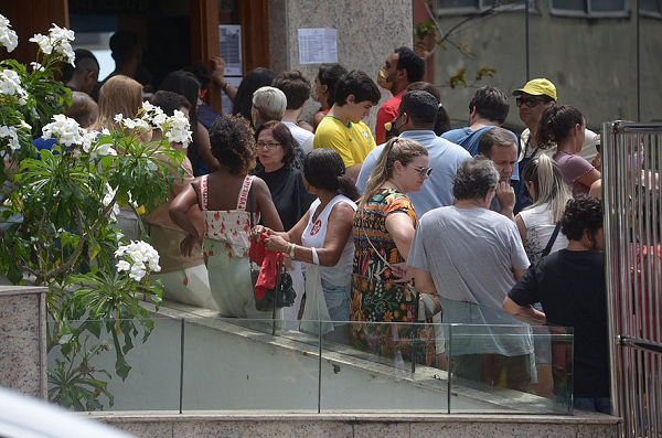 No domingo (2), eleitores de diversas seções eleitorais em todo o país reclamaram de imensas filas para votar (Foto: Reprodução)