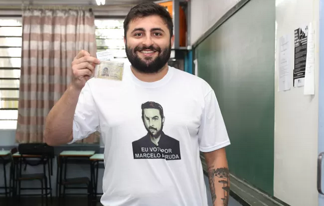 Leonardo Miranda de Arruda, filho de Marcelo Arruda, homenageou o pai ao votar no Paraná (Foto: Christian Rizzi/UOL)