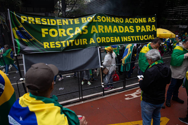 Ao longo da apuração, mesmo enquanto o atual presidente Jair Bolsonaro (PL) aparecia à frente do vencedor Luiz Inácio Lula da Silva (PT), a maior parte das manifestações questionava a lisura do pleito (Foto: Reprodução)