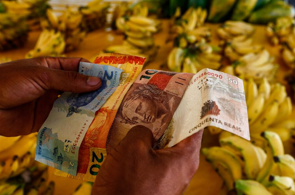 Analistas avaliam que os alimentos tendem a ficar em um patamar elevado de preços até dezembro (Foto: Rafael Martins/AFP)