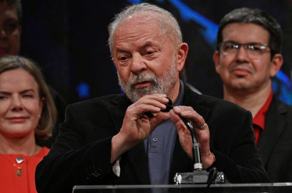 Lula discursou para apoiadores em São Paulo (Foto: NELSON ALMEIDA/AFP)