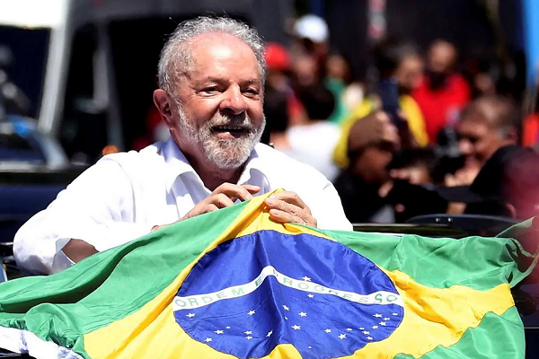 O petista confirmou a tendência das urnas no primeiro turno e garantiu a vitória neste domingo, 30, com 50,83% dos votos (Foto: CARL DE SOUZA/AFP)