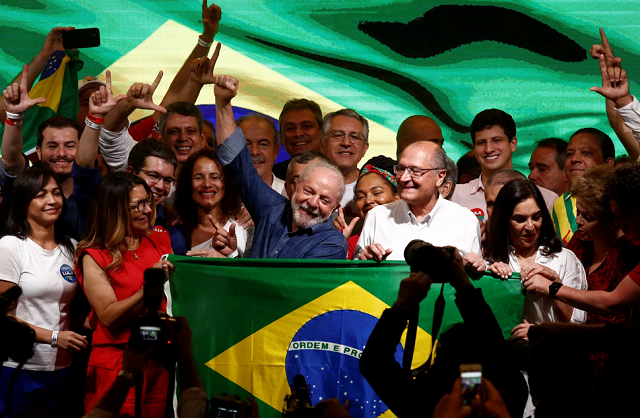 Luiz Inácio Lula da Silva em seu primeiro pronunciamento após se eleger pela terceira vez presidente da República (Foto: Carla Carniel/Reuters)