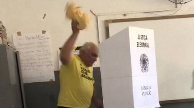 Vestido de amarelo, ele berrava o nome de Jair Bolsonaro enquanto socava o equipamento (Foto: Reprodução)