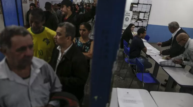 Eleitores no Rio no último domingo; diferença de votos entre Lula e Bolsonaro foi menor do que a prevista (Foto: Reprodução)