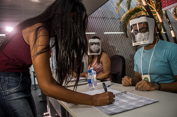 Na primeira fase da eleição, mais de 81% dos baianos marcaram presença nas seções eleitorais (Foto: Nara Gentil/Arquivo Correio)