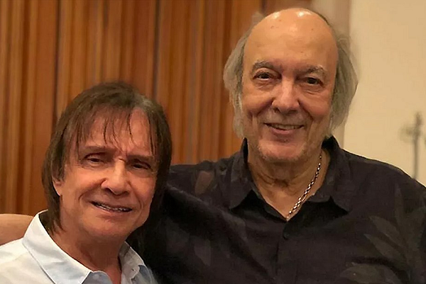 Cantor Roberto Carlos ao lado do amigo e parceiro musical Erasmo Carlos (Foto: Reprodução)