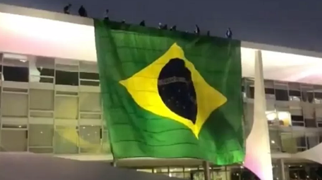 O bandeirão foi retirado hoje da fachada do Palácio do Planalto (Foto: Reprodução/Twitter)