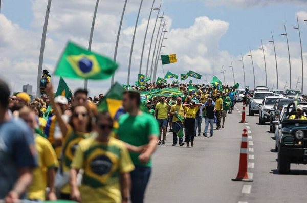 Manifestações golpista pedem intervenção militar no Brasil após a eleição de Lula (Foto: Anderson Coelho/AFP)