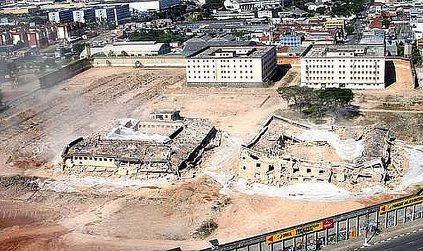111 presos do Pavilhão 9 da Casa de Detenção, em São Paulo, foram mortos após a rebelião no dia 2 de outubro de 1992 (Foto: Divulgação/Sérgio Andrade/Prefeitura São Paulo)