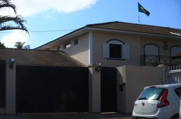 Fachada da casa que foi alugada para sediar o comitê da campanha de Jair Bolsonaro à reeleição (Foto: Rafaela Felicciano/Metrópoles)