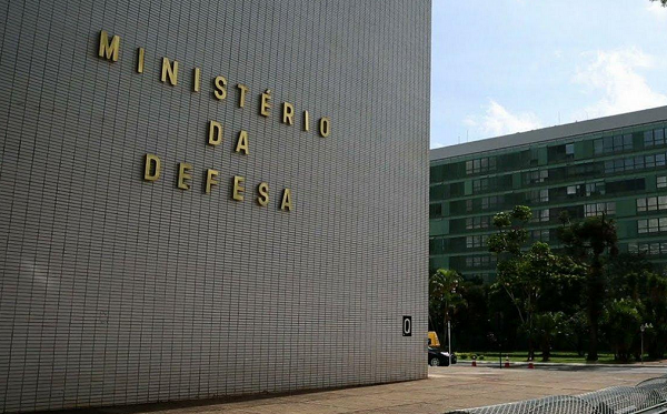 Instituto Médico Legal esteve no local para remover o corpo (Foto: Divulgação)