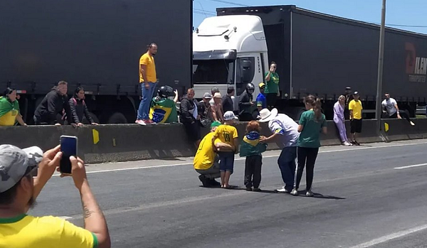 Diversas crianças foram vistas durante as manifestações que estão ocorrendo pelas estradas do país (Foto: Reprodução)