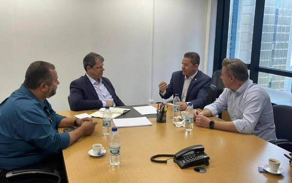 Cezinha de Madureira (à direita de Tarcísio de Freitas), do PSD paulista, participou da campanha vitoriosa para o governo de SP ao lado do ex-ministro do governo Bolsonaro; na imagem, ele participa de reunião na prefeitura de Itapevi com o então candidato ao governo e lideranças locais (Foto: Estadão/Fornecido por Estadão)