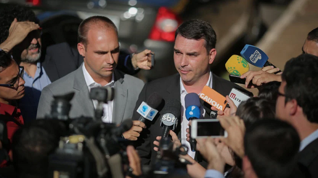 Eduardo Bolsonaro (dir.) e Flávio Bolsonaro (esq.) (Foto: Reprodução)