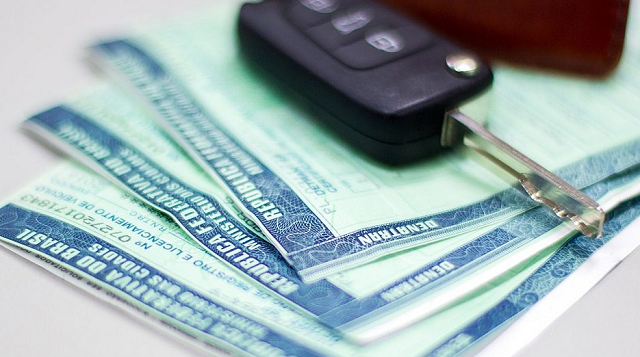 Agora, para emitir o Certificado de Registro e Licenciamento de Veículo Eletrônico (CRLV-e), os donos devem primeiro quitar o documento em atraso (Foto: Reprodução)