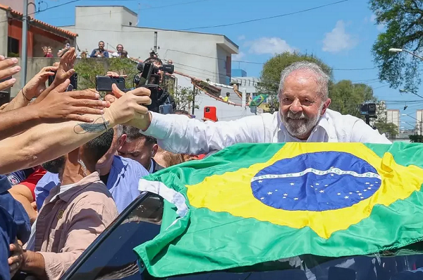 Lula em campanha em São Gonçalo (Foto: Getty Images)