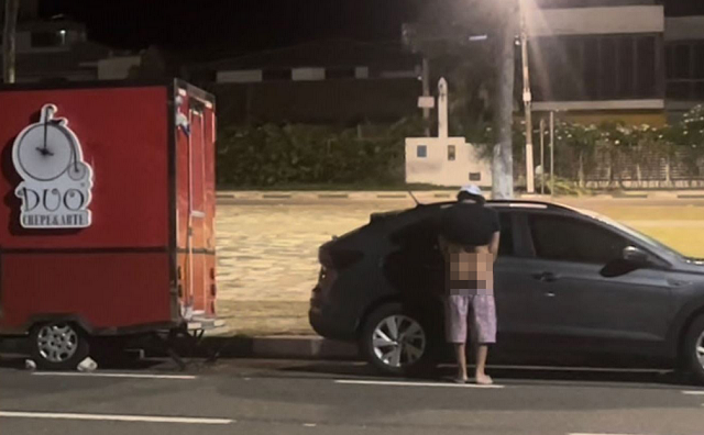 Morador flagrou atos obscenos e pessoas urinando na praça (Foto: Cidadão Repórter/Via WhatsApp)