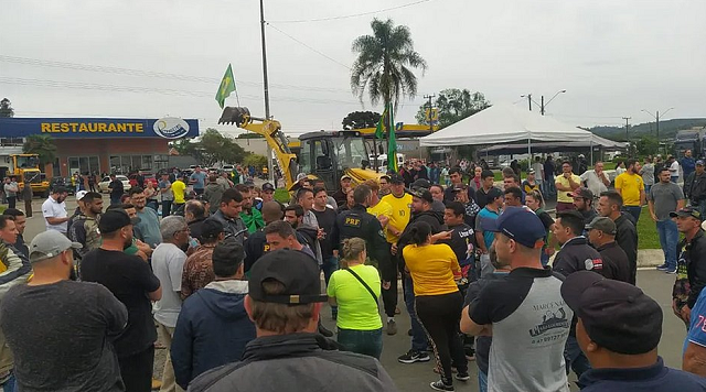 Caminhoneiros começaram os bloqueios na noite de domingo (30) por conta da derrota de Jair Bolsonaro (PL) nas urnas (Foto: Polícia Rodoviária Federal/Divulgação)