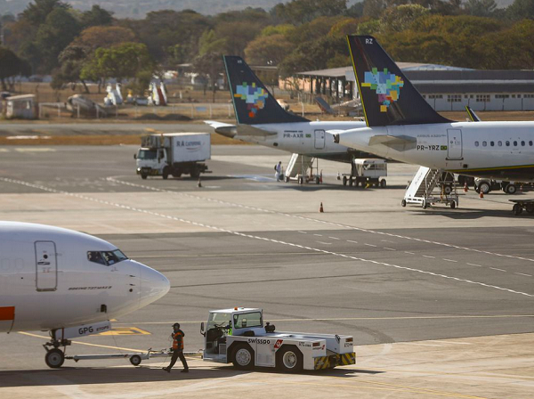 Movimentação de aviões comerciais no aeroporto de Brasília (Foto: Marcelo Camargo/Agência Brasil)