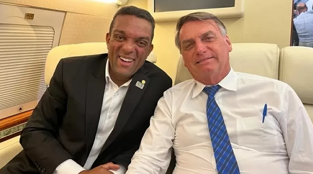 O deputado federal Otoni de Paula (MDB-RJ) ao lado do presidente Jair Bolsonaro (PL) (Foto: Reprodução)