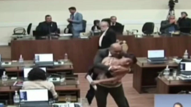 As cenas foram gravadas pelas câmeras que transmitiam a sessão e é possível observar o assédio do colega de trabalho (Foto: Reprodução/Redes sociais)