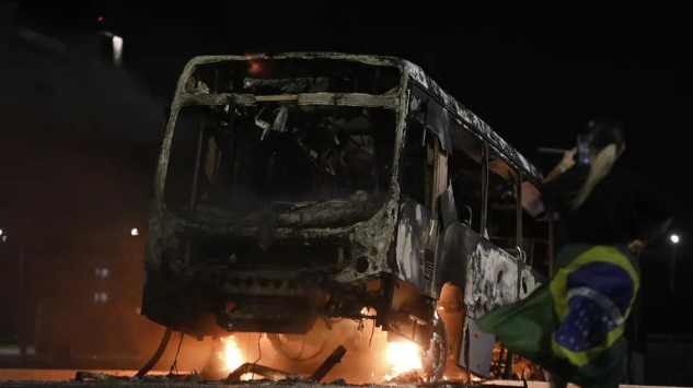 Manifestantes bolsonaristas botam fogo em ônibus durante protesto em Brasília (Foto: Cristiano Mariz)