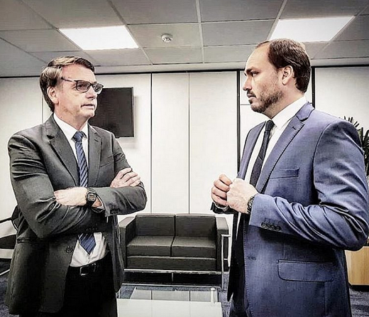 Presidente Jair Bolsona ao lado do filho, vereador Carlos Bolsonaro (Republicanos-RJ) (Foto: Reprodução/Instagram)