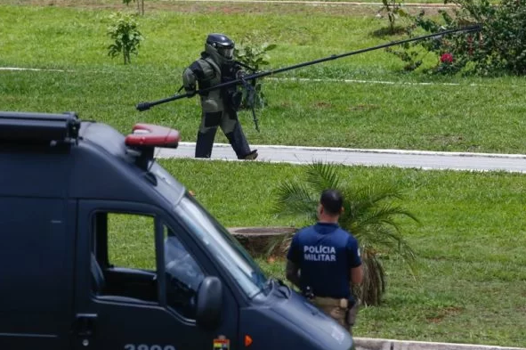 O caso mais notável aconteceu na véspera de Natal, quando um terrorista bolsonarista plantou o dispositivo perto do aeroporto da capital (Foto: Reprodução)