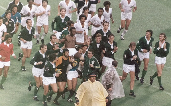 Despedida de Pelé aconteceu em partida com os dois times que ele defendeu: Santos e Cosmos (Foto: Centro de Memória do Santos/Reprodução)