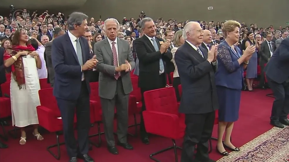  Os ex-presidentes José Sarney e Dilma Rousseff na diplomação de Lula, assim como Fernando Haddad, José Múcio e Rui Costa, futuro ministro da Fazenda, Defesa e Casa Civil, respectivamente — Foto: Reprodução/GloboNews 