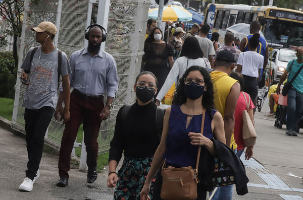 No transporte, nas ruas, e em estabelecimentos comerciais é comum aglomerações de pessoas sem a proteção (Foto: Rafaela Araújo/Ag. A TARDE)